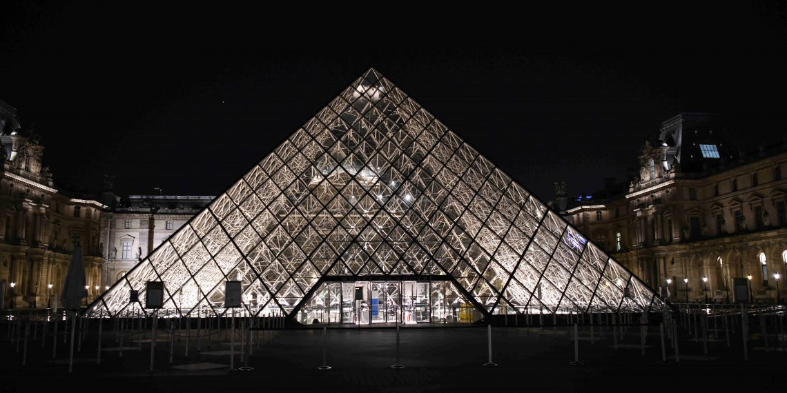 法国单日新增确诊病例逾4.2万 累计确诊病例突破百万