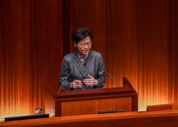 香港特首呼吁家长鼓励未成年被捕者承认错误