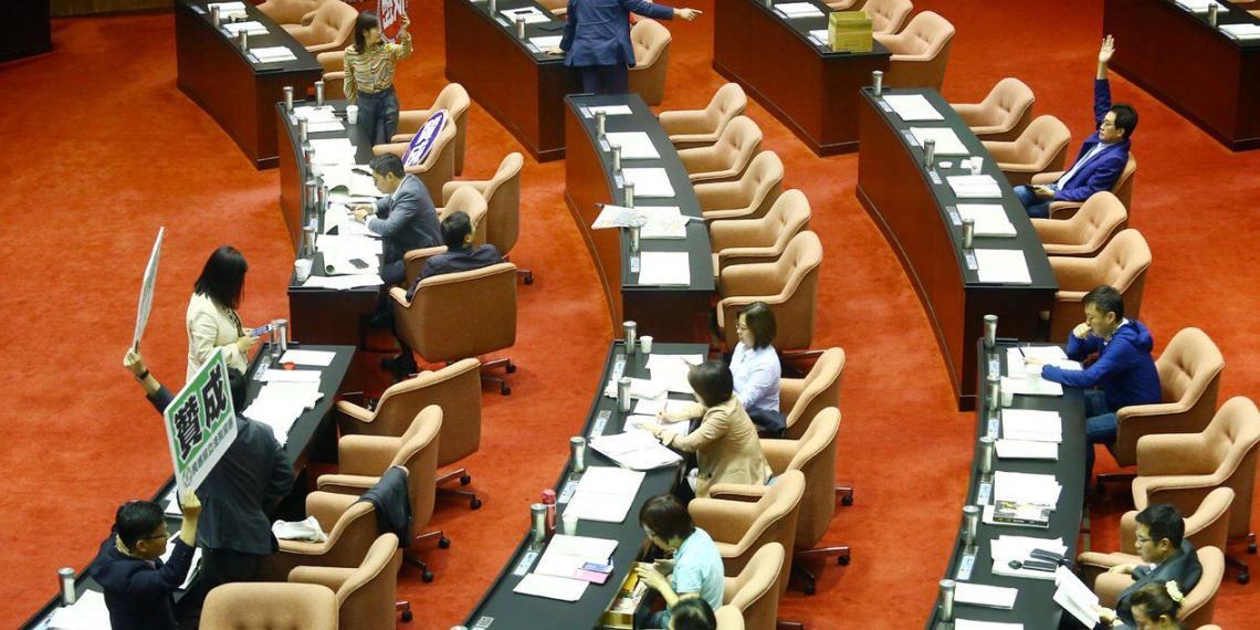 台湾下修法定成年年龄至18岁