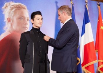 黄晓明荣获法国文学艺术骑士勋章