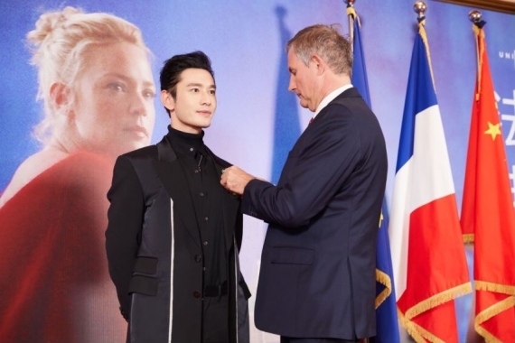 黄晓明荣获法国文学艺术骑士勋章