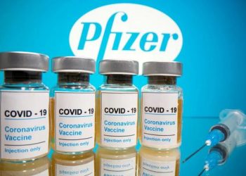 英国两名医护接种辉瑞新冠疫苗后出现过敏症状