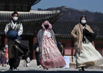 韩国首尔限制夜间出行　日本多地医疗告急