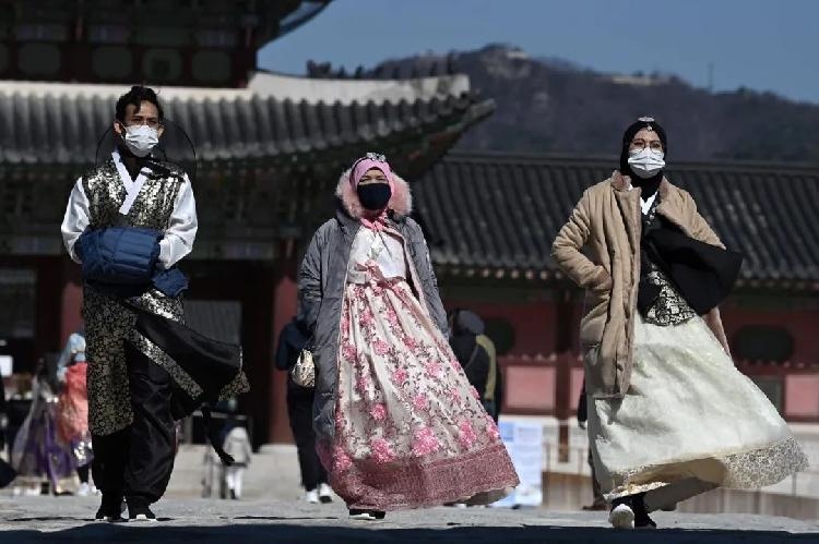 韩国首尔限制夜间出行 日本多地医疗告急