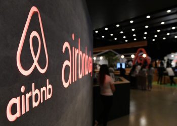 爱彼迎上市首日股价翻番 公司估值超千亿