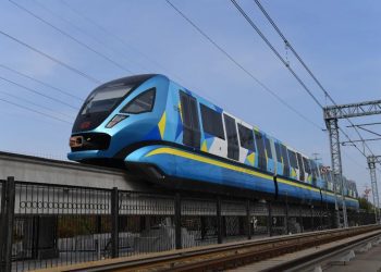 中国速度等级最高跨座式单轨列车试跑成功 正式下线