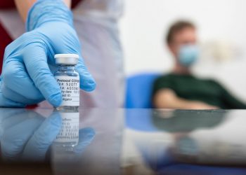 综述：新冠疫苗接种计划多国面临信任难题