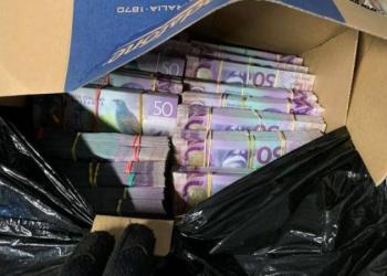警方突击搜查，查获A级毒品，枪支和数十万现金