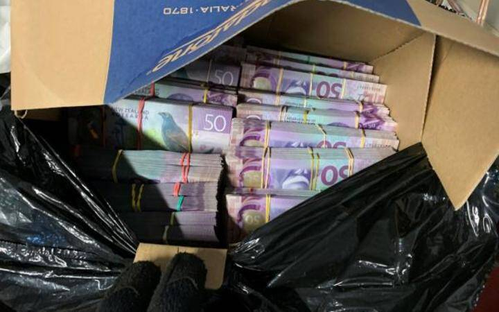 警方突击搜查，查获A级毒品，枪支和数十万现金