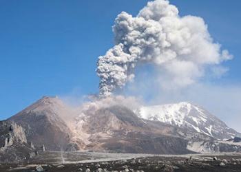 俄罗斯堪察加半岛火山喷发　灰柱高达8000米