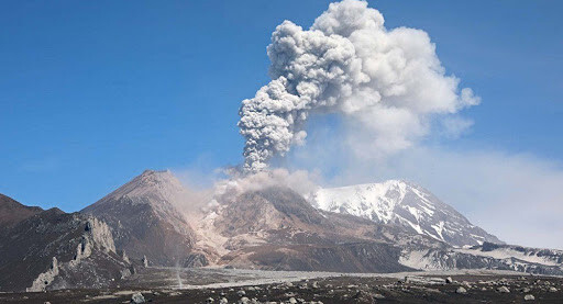 俄罗斯堪察加半岛火山喷发 灰柱高达8000米