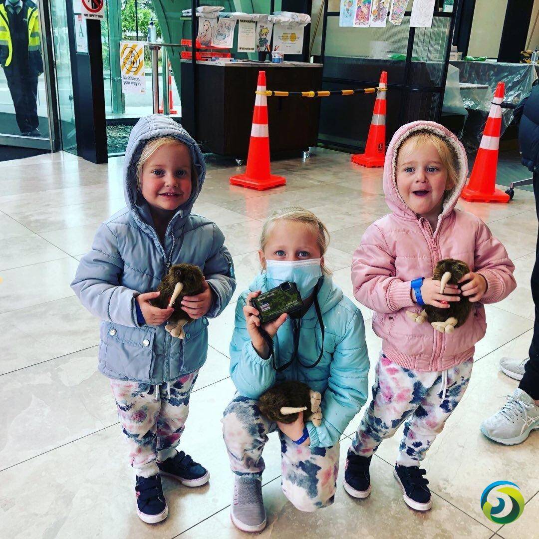 在格雷厄姆·迪卡森8月30日在社交平台展示的一张照片显示，女孩们在开始新生活时开心地抓着绒毛Kiwi鸟玩具，笑容满面。