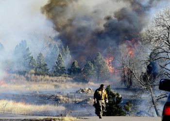 美国科罗拉多州山火恐已烧毁近千房屋 数万人被疏散