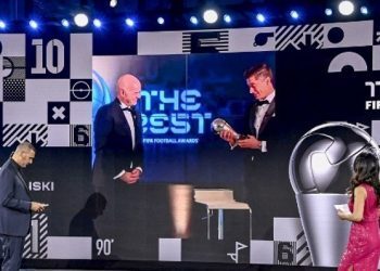 国际足联年度颁奖：莱万蝉联世界足球先生 C罗获特别奖