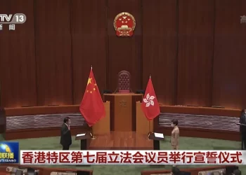 热评：立法会议员国徽下宣誓 “爱国者治港”翻开新篇章