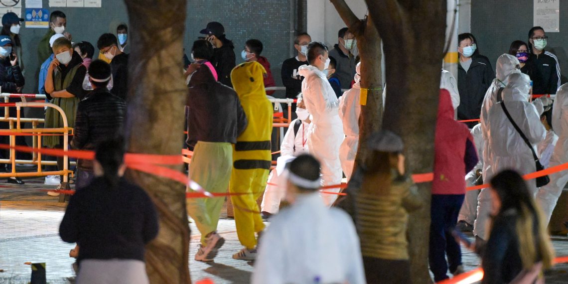 香港多座居民楼围封强检 特首吁齐心协力遏制病毒扩散