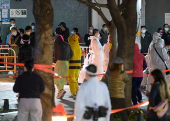 香港多座居民楼围封强检 特首吁齐心协力遏制病毒扩散
