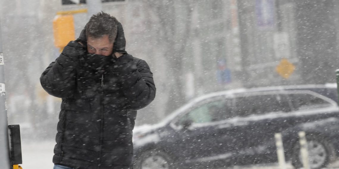 暴风雪袭击美国东北部　数千航班被取消