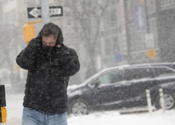 暴风雪袭击美国东北部　数千航班被取消
