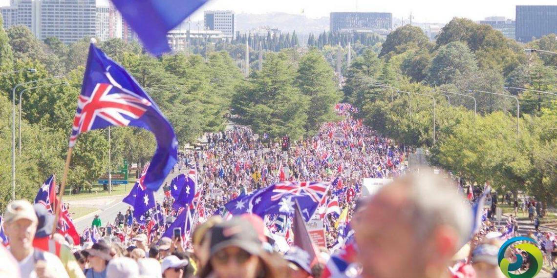 澳大利亚堪培拉约万人参加反疫苗示威