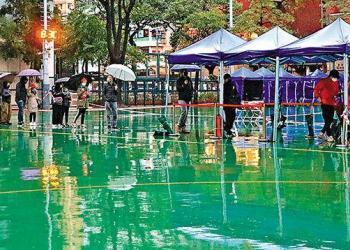雨冷風寒等檢測　帳篷暖爐彰愛心——香港抗疫速記