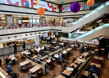 香港收紧“限聚令”至2人 禁两个以上家庭聚会