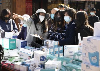 美国约72%民众被允许室内不戴口罩 疫情高峰或致韩国日增25万确诊