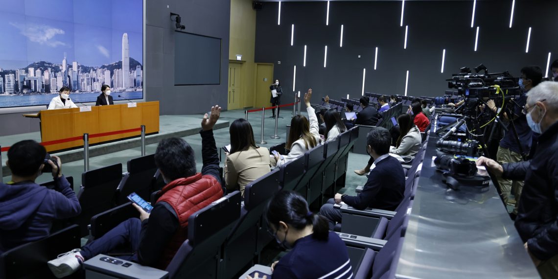 香港日增2071宗新冠确诊 数千人等候入院