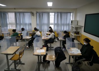 世卫警告勿低估疫情风险 美国公共卫生局局长确诊新冠