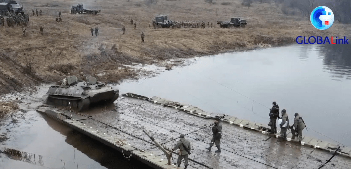 全球连线｜俄国防部发布卢甘斯克民兵车辆过河画面（视频）
