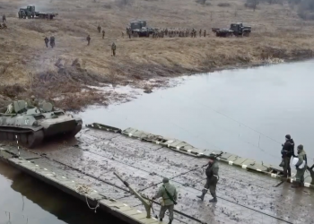 全球连线｜俄国防部发布卢甘斯克民兵车辆过河画面（视频）