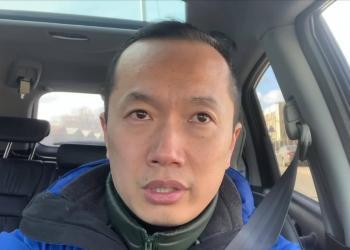 On site in Kiev: heading back to office新华社记者驱车夜行在基辅采访交战现场