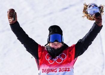 北京冬奥会丨可爱冰墩墩上线！一起来看单板滑雪女子坡面障碍技巧颁发纪念品仪式
