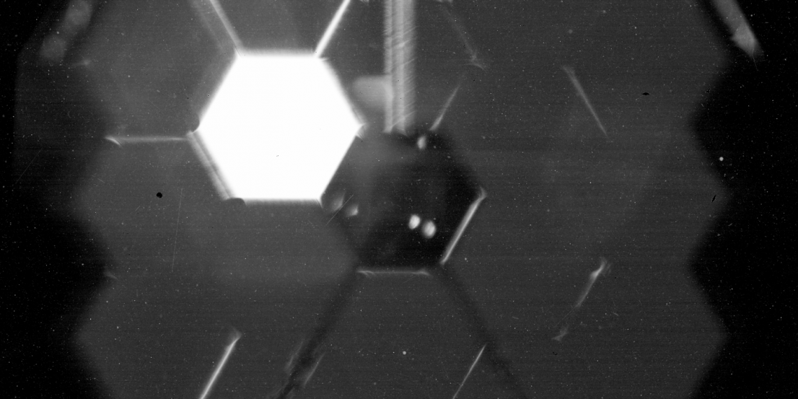 NASA公布詹姆斯・韦伯太空望远镜所摄首颗恒星图片及“自拍照”