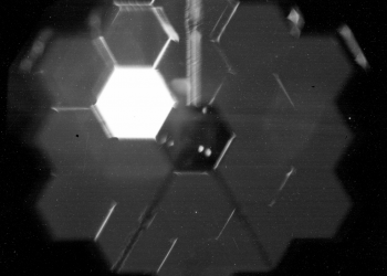 NASA公布詹姆斯・韦伯太空望远镜所摄首颗恒星图片及“自拍照”