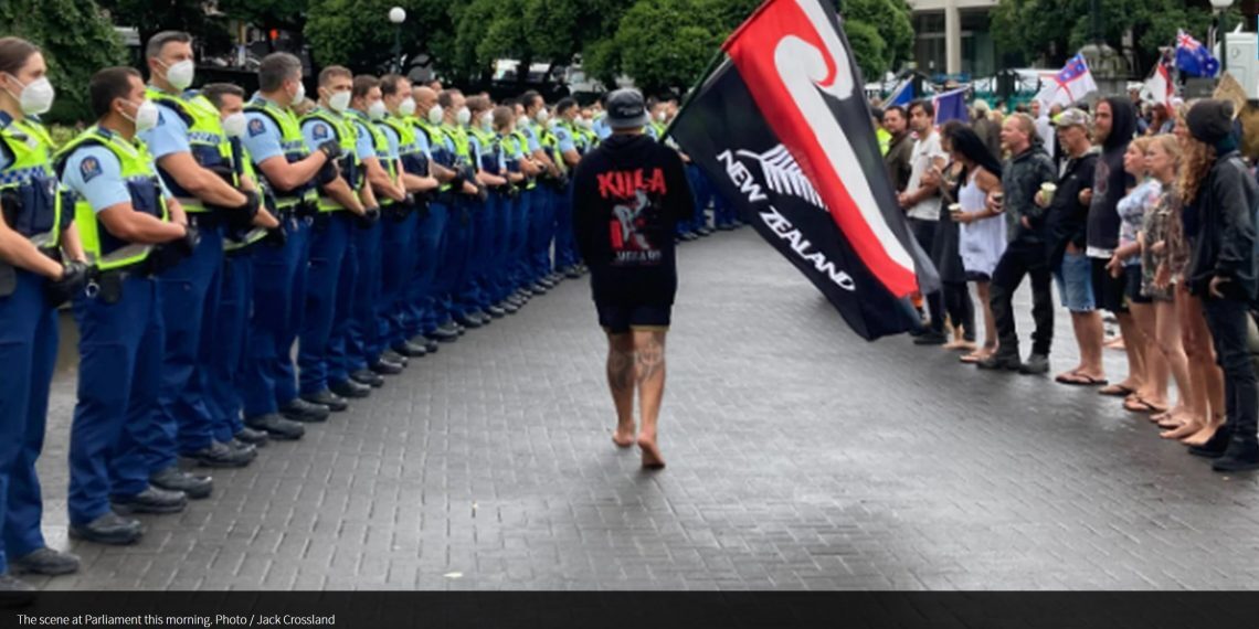今日头条：已有50多人被捕！在新西兰国会大厦场地的反疫苗强制令抗议升级！