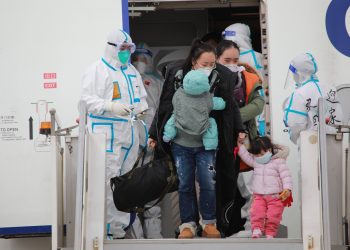 第四架接返自乌克兰撤离中国公民临时航班安全抵达济南