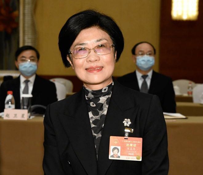 人大代表 : 建议开征“弃籍税” 堵移民税收征管漏洞