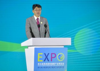 （中国两会）2021年冬天是最后一个与新冠伴随的寒冬？高福：下定论为时尚早