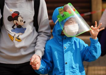 香港战疫：近20万人染疫殓房饱和　国家级专家救急