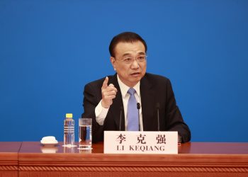 2022年3月11日，时任国务院总理李克强在北京人民大会堂出席记者会并回答中外记者提问。