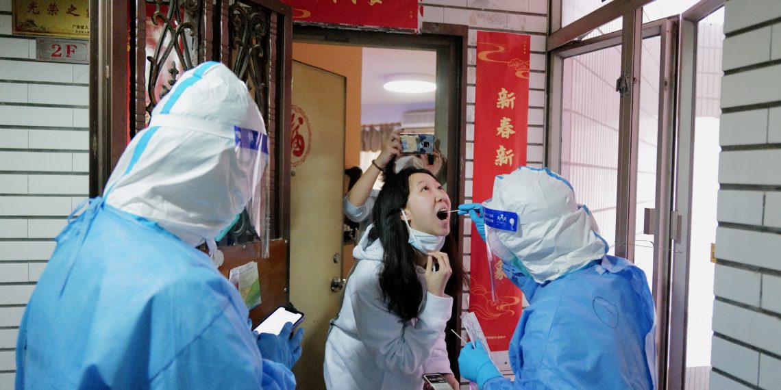 中国疫情陡然升温致多地“封城”， “动态清零”政策受考验