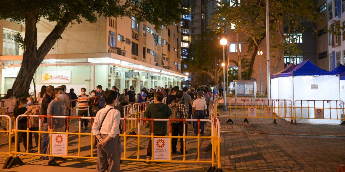 香港战疫:断言疫情好转还早 口服药或助降低重症率