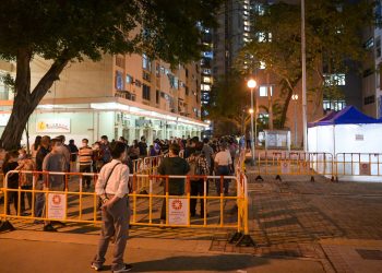 香港战疫：断言疫情好转还早　口服药或助降低重症率