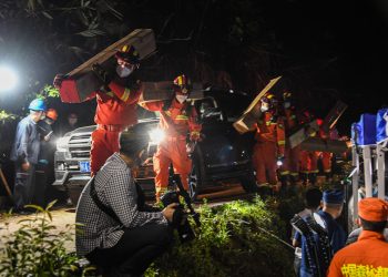 东航停飞全部737-800客机　部分失事机组成员家属抵云南