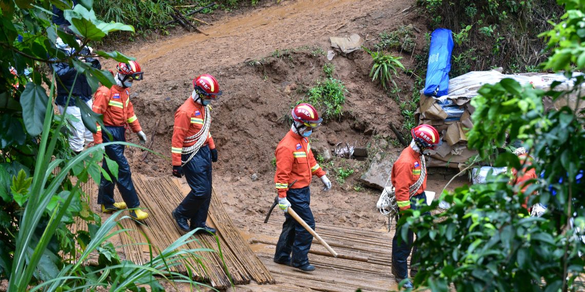 东航坠毁客机主要撞击点确定 寻获部分主要残骸