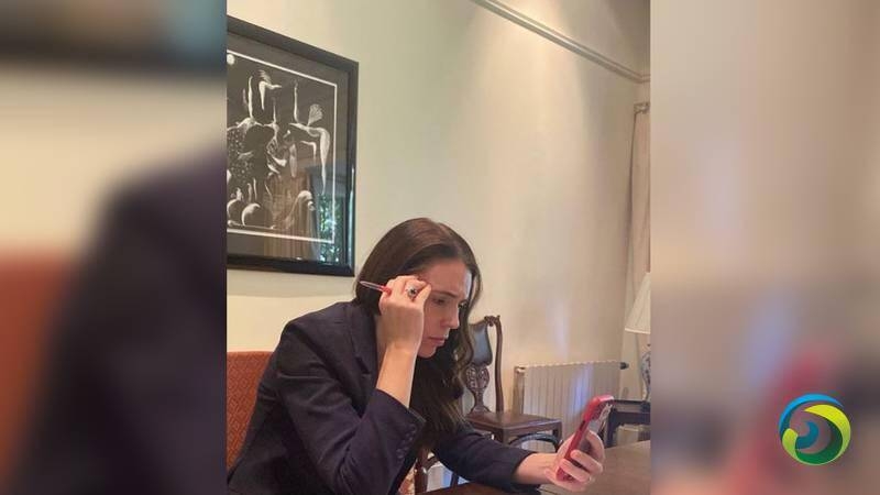 新西兰阿德恩总理周六与乌克兰总理进行了电话交谈