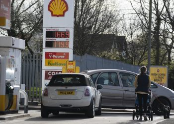 英国开始全面禁止驾车时手持手机