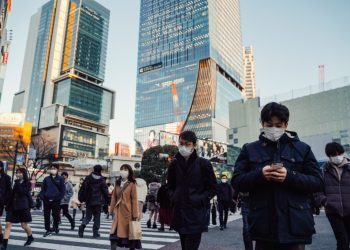 日本新冠累计确诊超500万例 3月起放宽入境限制