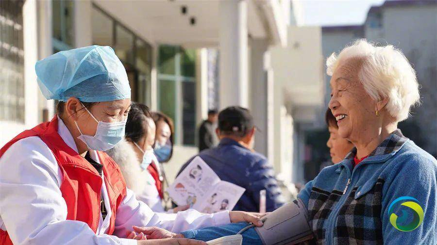 (东西问)王小鲁:理解“共同富裕”要避免哪些“误区”?